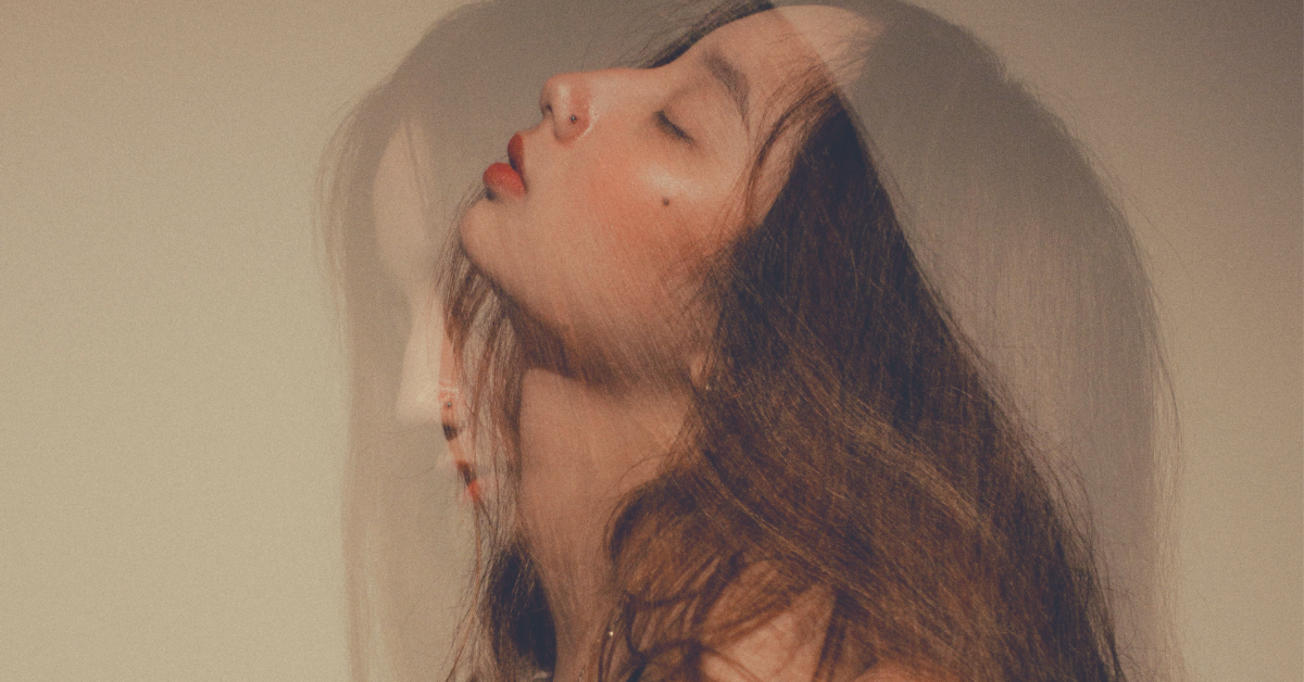 Testy psychologiczne, np. badające osobowość. Kobieta przechodząca testy psychologiczne zamyka oczy.