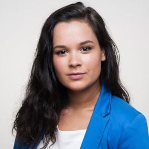 Klaudia Gościniak Młoda kobieta pozuje do wspólnego zdjęcia w niebieskim blezerze.