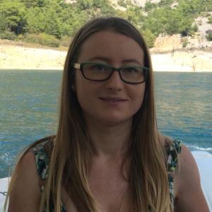 Ewelina Górecka Kobieta w okularach ciesząca się współpracą na łódce nad jeziorem.