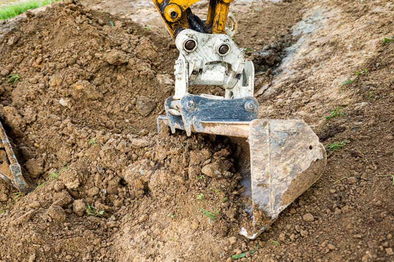 Разработка траншеи Минск с помощью экскаватора погрузчика Разработка траншеи Минск с помощью экскаватора