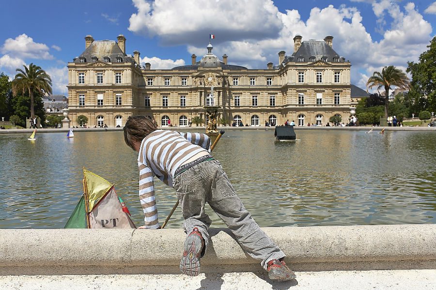 luxembourg-garden-fountain-sailboat