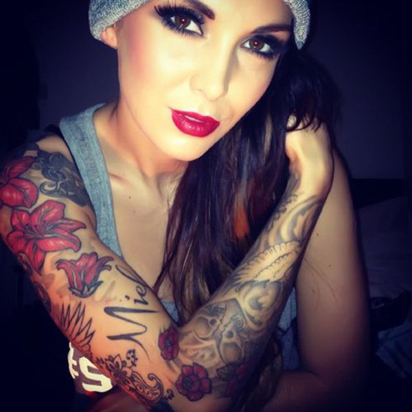 Some of the sexiest tattooed women on the Internet. (8)
