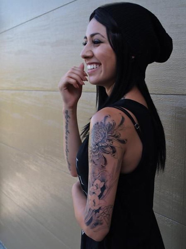 Some of the sexiest tattooed women on the Internet. (15)