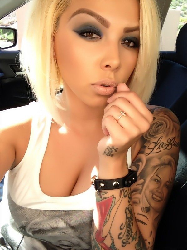 Some of the sexiest tattooed women on the Internet. (34)