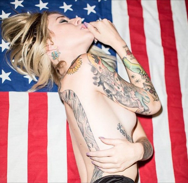 Hot girls with tats. (5)