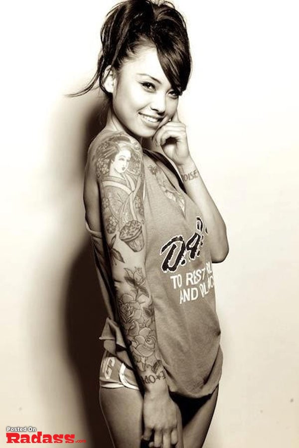 hot girls with tattoos-31 A spider and skull tattoo on a woman's thigh from the collection