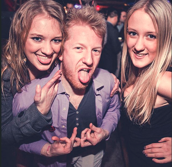 Weekend confessions of drunk girls and guys partying. (35)