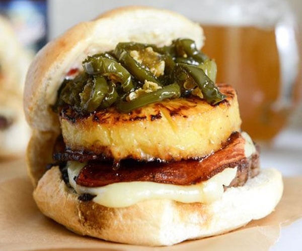 An awesome burger adorned with bacon and pineapple, a top trend for 2022.