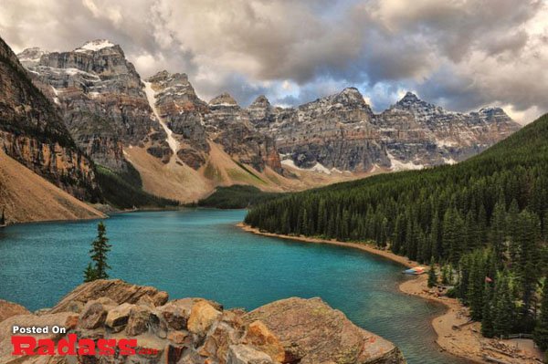 A scenic mountain lake surrounded by majestic mountains.