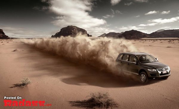 An incredible artist captures a SUV driving through sand in the desert in 88 high-quality pictures.