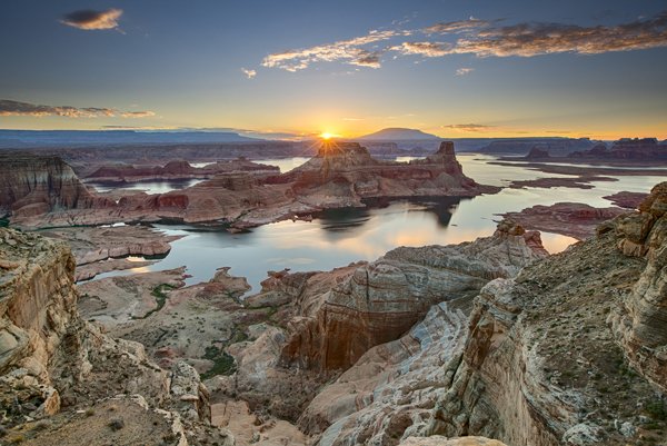 Plenty of cool pics showing a lake at sunset, perfect to brighten your Saturday.