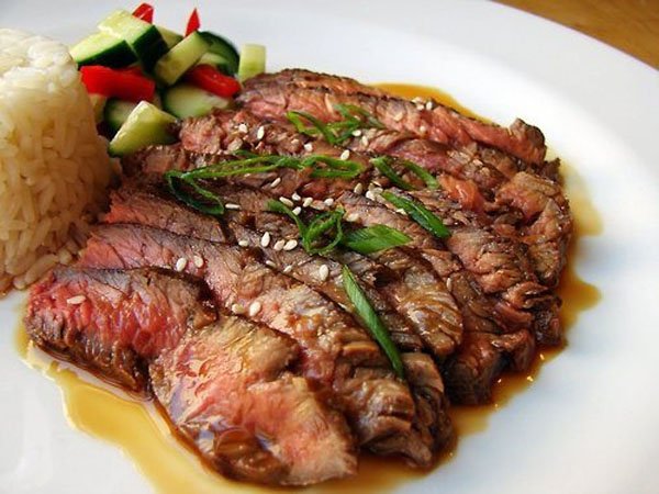 A delicious steak with rice and vegetables, perfect for satisfying fierce hunger!