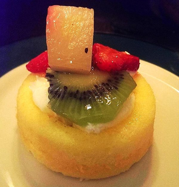 A delectable plate of fruit that is a feast for the eyes: food porn at its best!