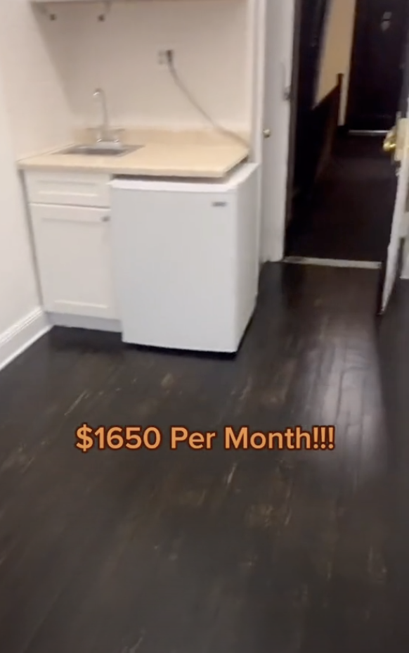 https://img.buzzfeed.com/buzzfeed-static/static/2021-02/1/15/asset/f55df834b2b0/sub-buzz-7318-1612192948-1.png?downsize=700%3A%2A&output-quality=auto&output-format=auto&output-quality=auto&output-format=auto&downsize=360:*