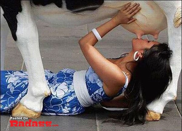 girl-you-are-strange-48 A man with a beard standing in front of a table full of red cups, capturing his Weekend Confessions (33 Pics).