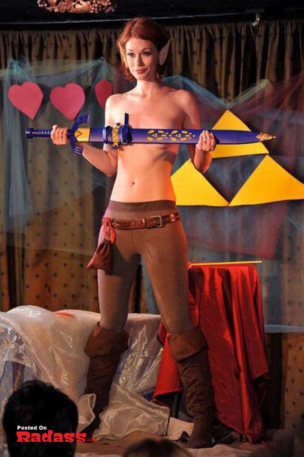 girl-you-are-strange-63 A man wearing a santa hat confesses during a weekend gathering (33 Pics).