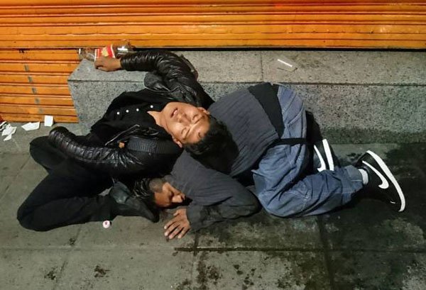 Hilarious photos of drunk people. (12)