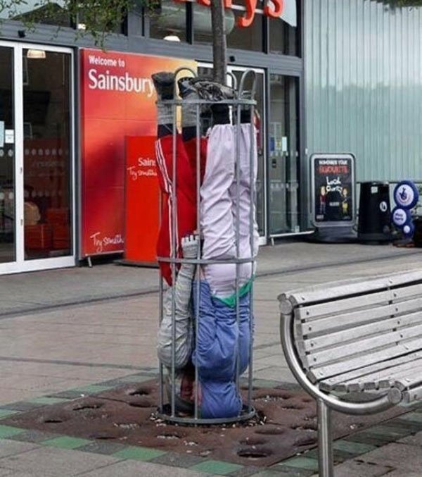 Hilarious photos of drunk people. (17)