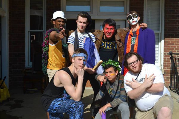 Weekend confessions of drunk col lege girls and guys partying. (27)