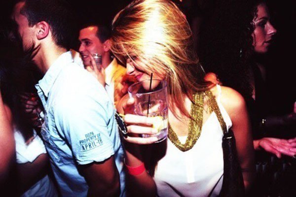 Weekend confessions of drunk col lege girls and guys partying. (12)