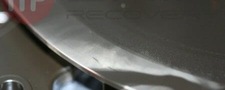 Talerz dysku Samsung Smuga na powierzchni.