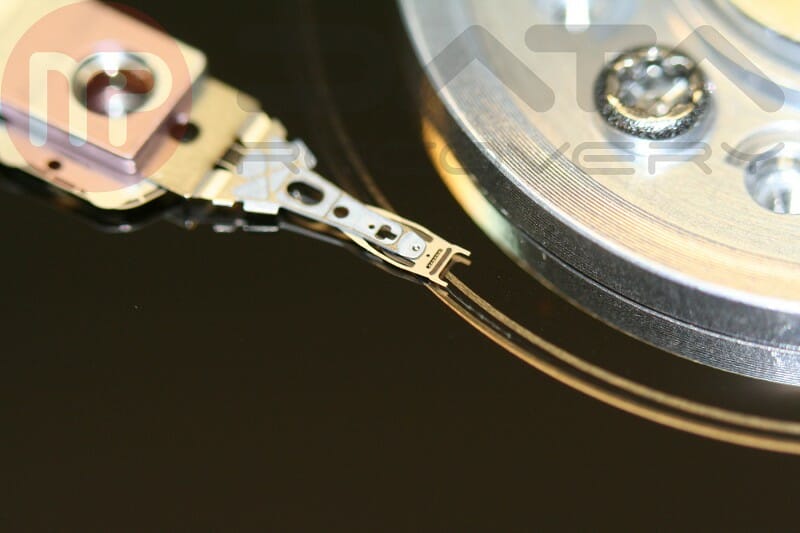 Uszkodzenie powierzchni talerzy przez głowice w dysku foto 2