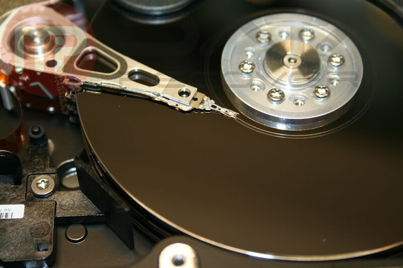 Widok z boku uszkodzonej powierzchni talerza