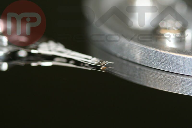 Uszkodzona głowica na talerzu Samsung HD753LJ.