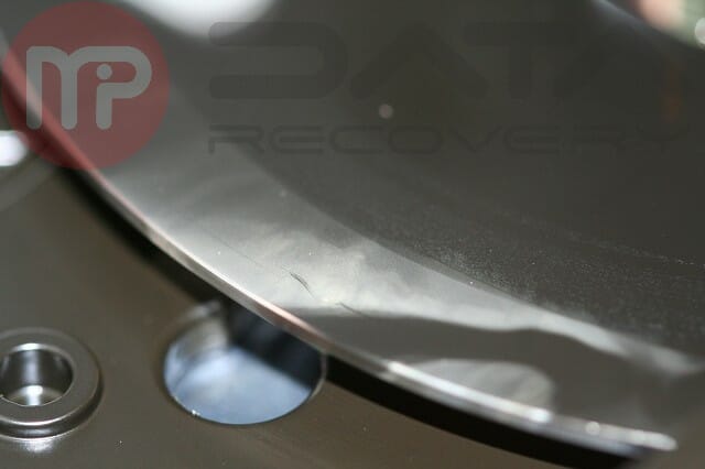 Talerz dysku Samsung Smuga na powierzchni.