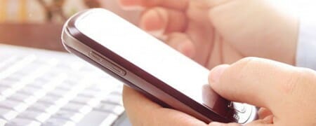 ręce trzymające smartfon