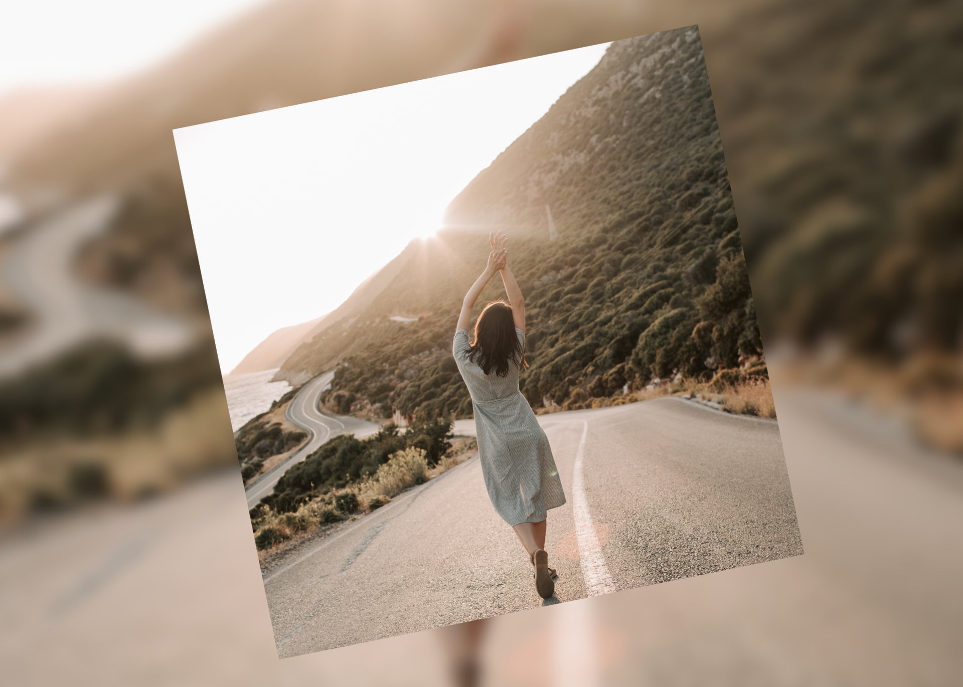 Frau läuft auf weiter Straße, freudig der Sonne entgegen. Symbolisiert Freihiet