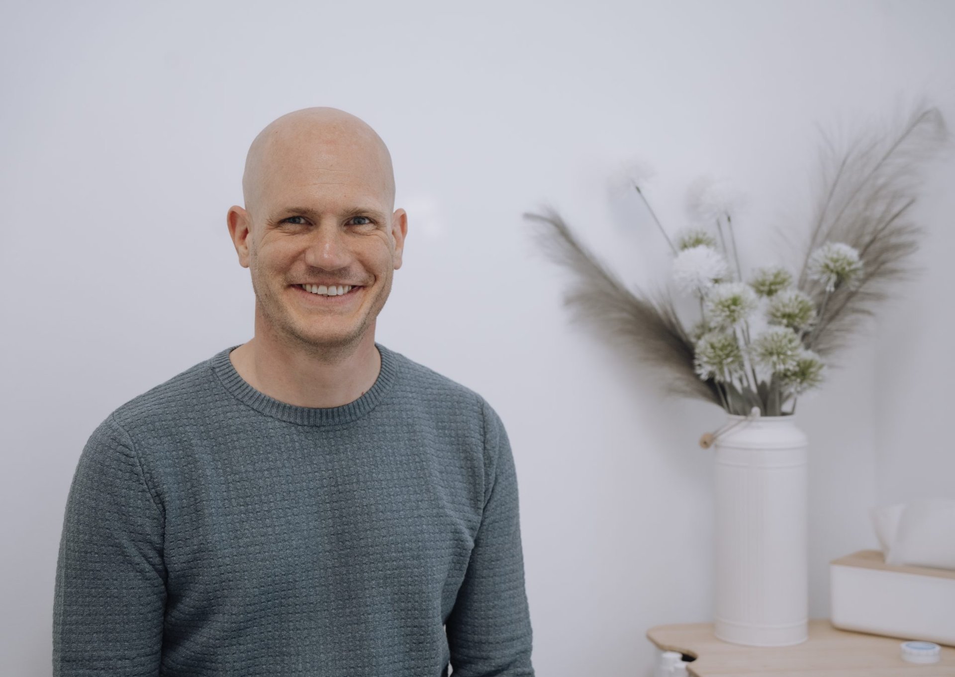 Rene Nossek in blauem Pulover