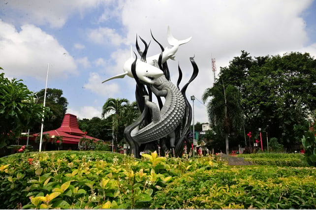 20 Tempat Hunting di Surabaya Malam Hari Instagenic 12 Patung sura dan baya