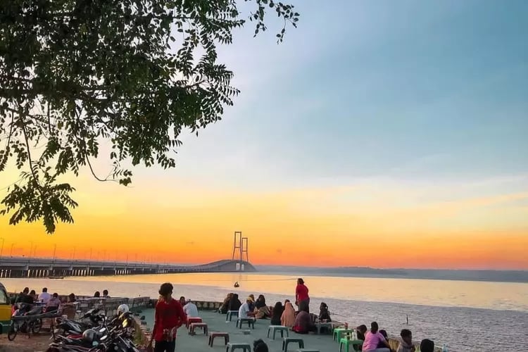 Melintasi Langit: Surga Tersembunyi di Balik Suramadu View Point 1 fasilitas suramadu view point