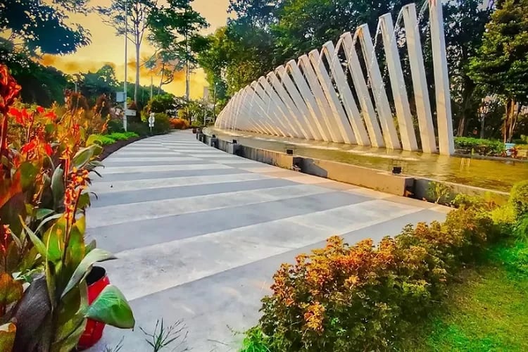 20 Tempat Hunting di Surabaya Malam Hari Instagenic 5 taman pelangi
