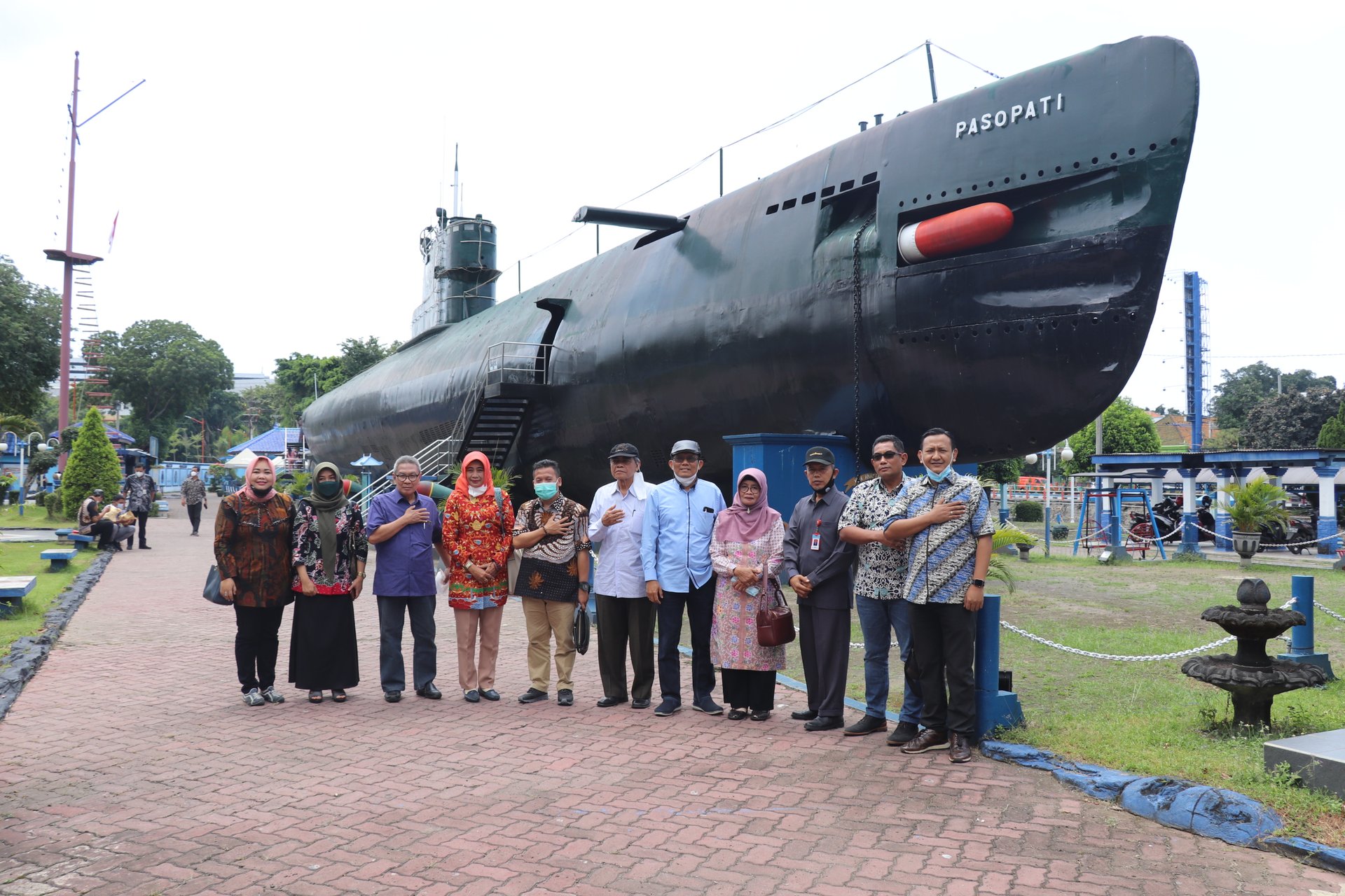 Rental Sewa Mobil Surabaya Lepas Kunci Mulai 300rb + Sopir 24 monumen kapal selam surabaya