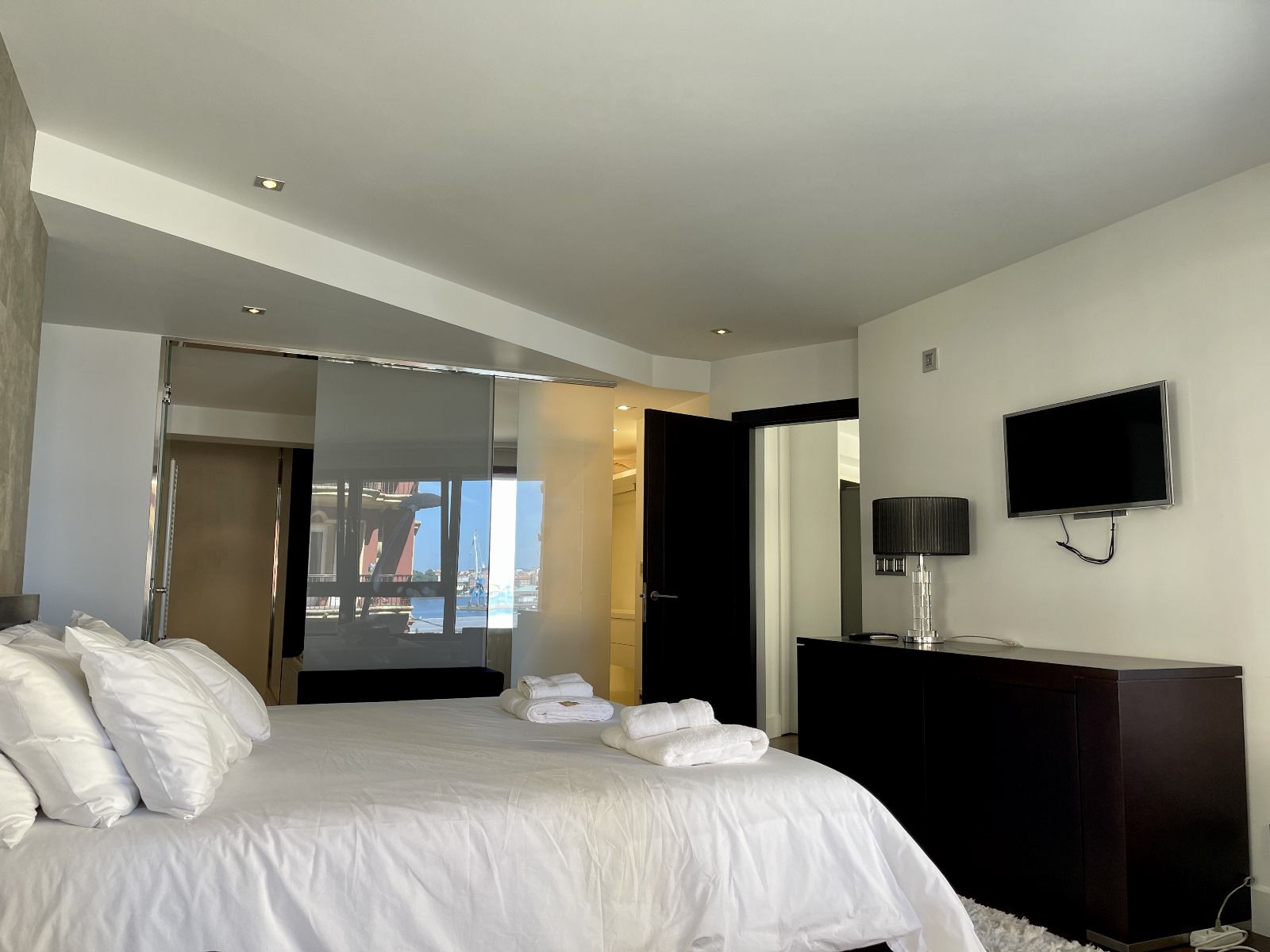 WhatsApp Image 2023-11-09 at 18.53.19 (2) Vistas del dormitorio principal del apartamento de media estancia Calle Santa Lucía en A Coruña