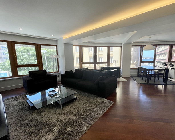 calle-santa-lucia-13 Salón-comedor luminoso y moderno en apartamento de alquiler en A Coruña, ideal para estancias largas o ejecutivas