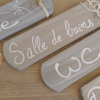 atelier-creatif-showroom-macreadeco-4 plaques de porte pancarte-plaque-panneau-décoration-maison-cadeau-bois-personnalisé-artisanal-pièce