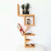 etagere-bois-love-decoration Étagère en bois design avec livres et plantes.