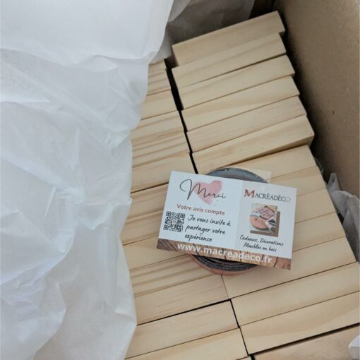 Boîte de blocs en bois avec carte de remerciement.