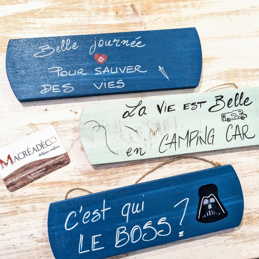 Plaques murales humoristiques en bois coloré.