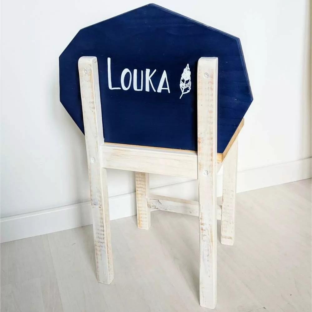 chaise-enfant-artisanal-personnalisé-bois-enfant-chambre-meuble Chaise bois design avec dossier bleu géométrique.