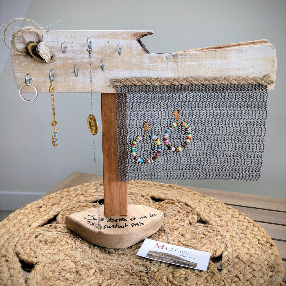 présentoir-support-bijoux-pose-bois-personnalisé-artisanal-cadeau Présentoir avec boucles d'oreilles colorées.