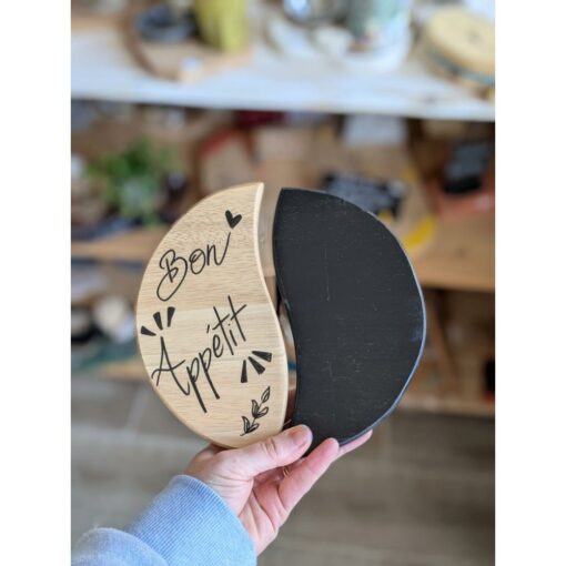 Planche yin-yang avec inscription 'Bon Appétit'.