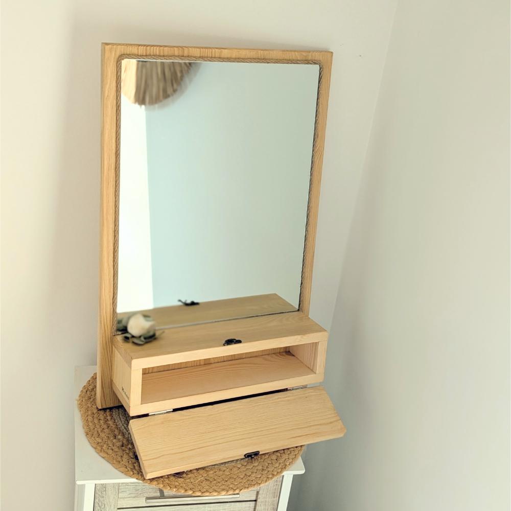 miroir-tiroir-bois-brosse Miroir en bois avec étagère intégrée ouverte.