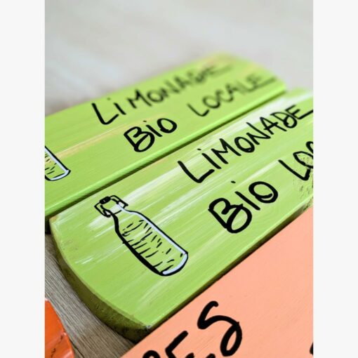 Pancartes colorées promotion limonade bio locale.