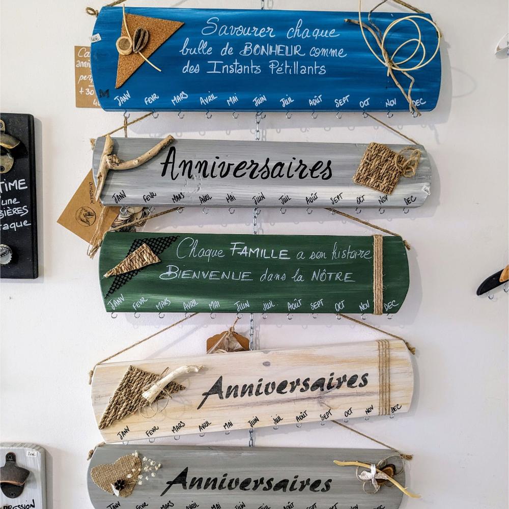 calendrier-bois-anniversaires-perpétuel-pastilles-déco-artisanal-cadeau Décorations murales en bois avec inscriptions.