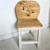 chaise-enfant-artisanal-personnalisé-bois-enfant-chambre-meuble Chaise en bois avec dessin de lion.