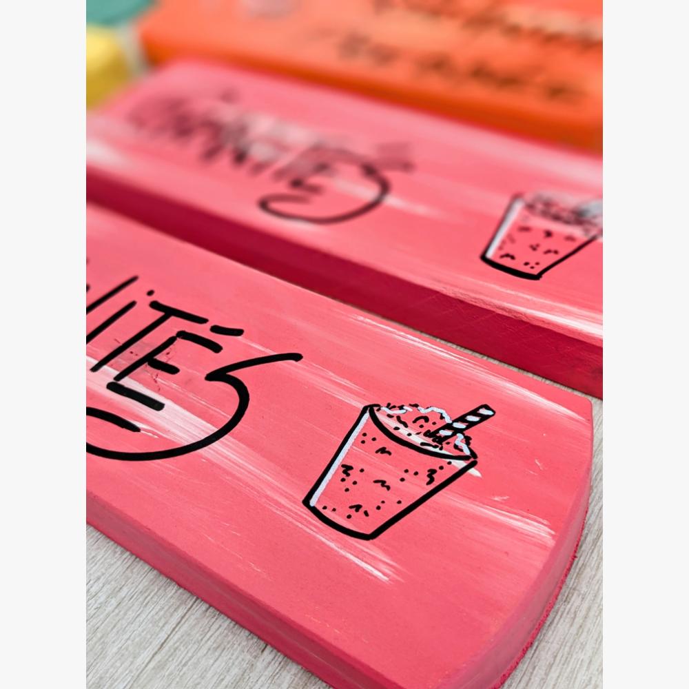 pancarte-panneau-signalétique-coloré-peps-personnalisé-été-commerce Panneaux roses avec dessin de boissons.